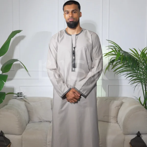 Embroidered Omani Thobe With Tassel